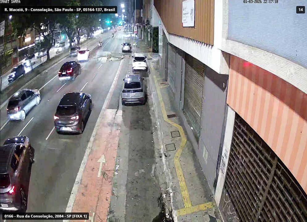 Cratera de 15 metros quadrados se abre na Consolação, em São Paulo