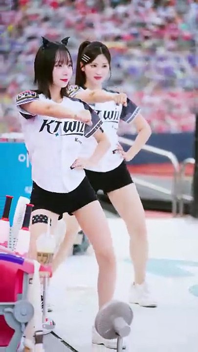 Double Trouble! Kim Jung-won & Jung Hee-jung's Viral Hold Up Dance