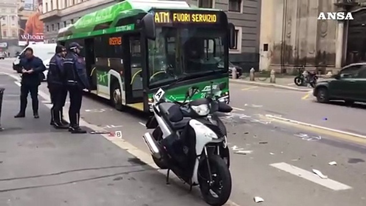 A Milano un autobus travolge una moto: quattro feriti