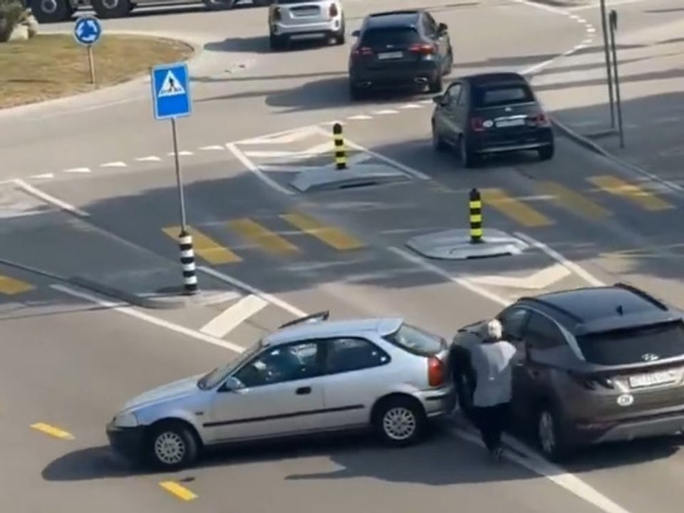 Rüpel-Fahrer begeht Unfallflucht und stürzt in Graben