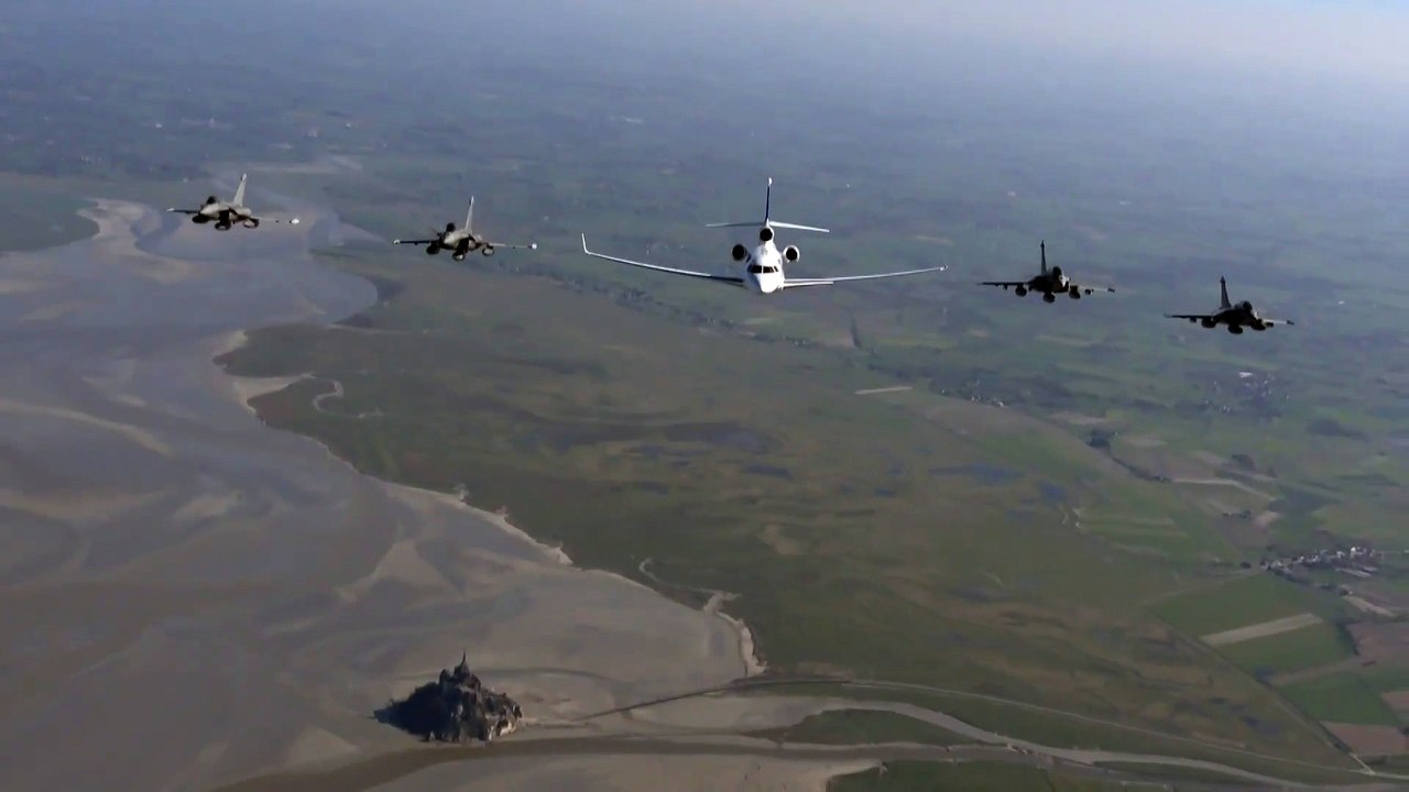 Regardez la mise en scène du déplacement d'Emmanuel Macron vers Brest, avec son avion escorté par quatre rafales et les images diffusées sur les chaînes infos