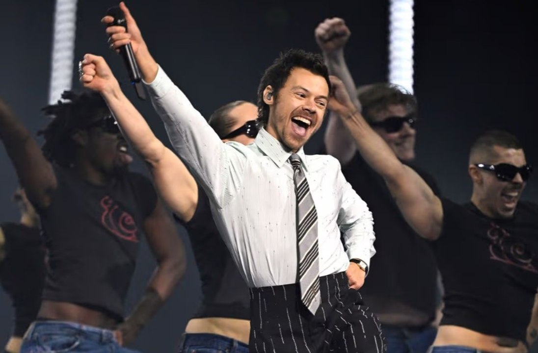 Harry Styles dances like your mom at The Brit Awards 2026