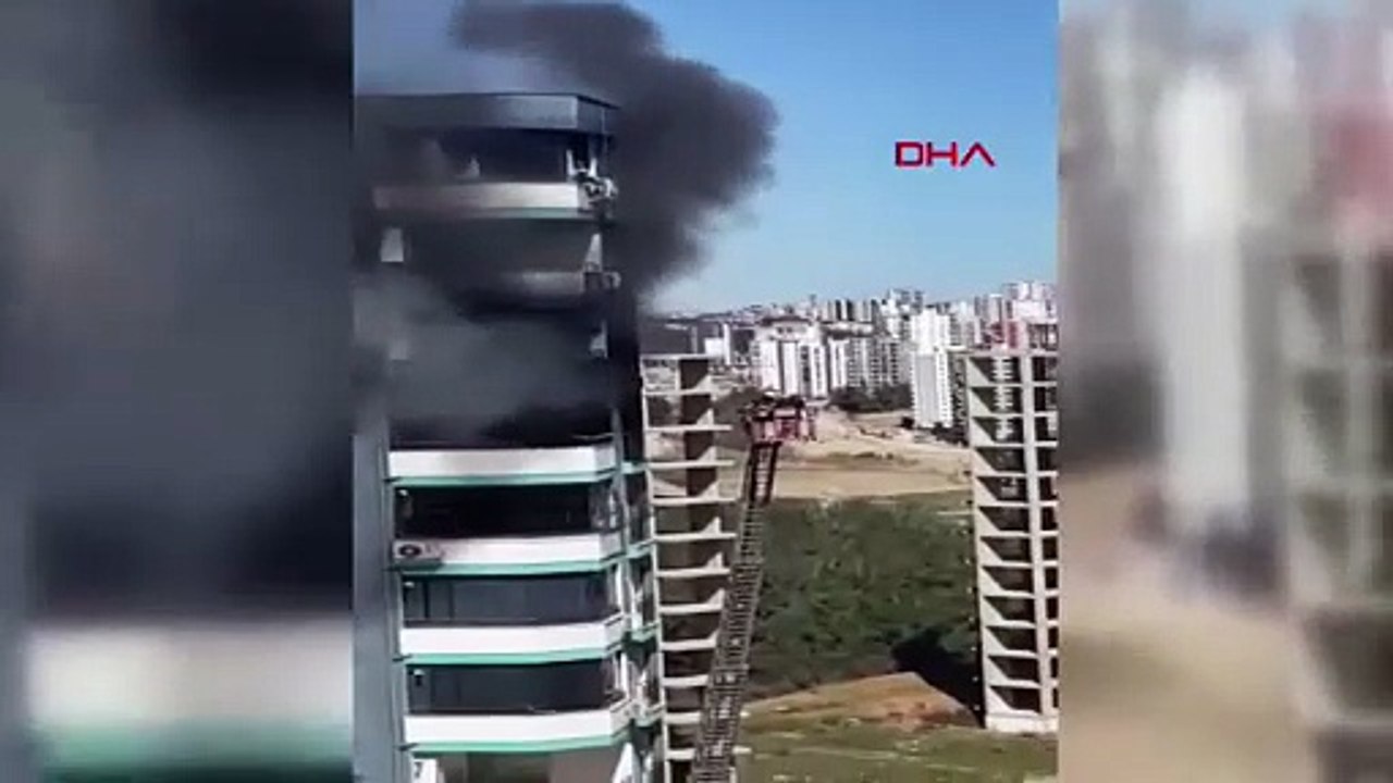 Apartmanın 10'uncu katında yangın çıktı, polis havaya ateş açmak zorunda kaldıApartmanın 10'uncu katında yangın çıktı, polis havaya ateş açmak zorunda kaldı