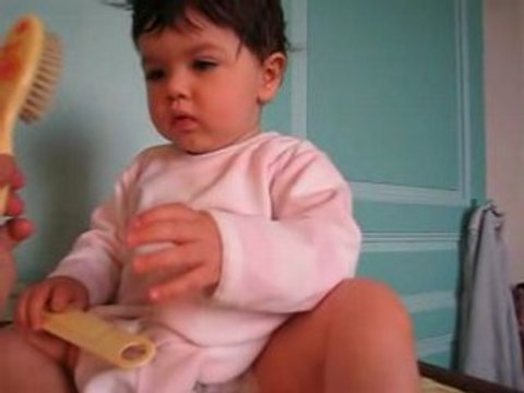 Lilou se peigne toute seule (13 mois)