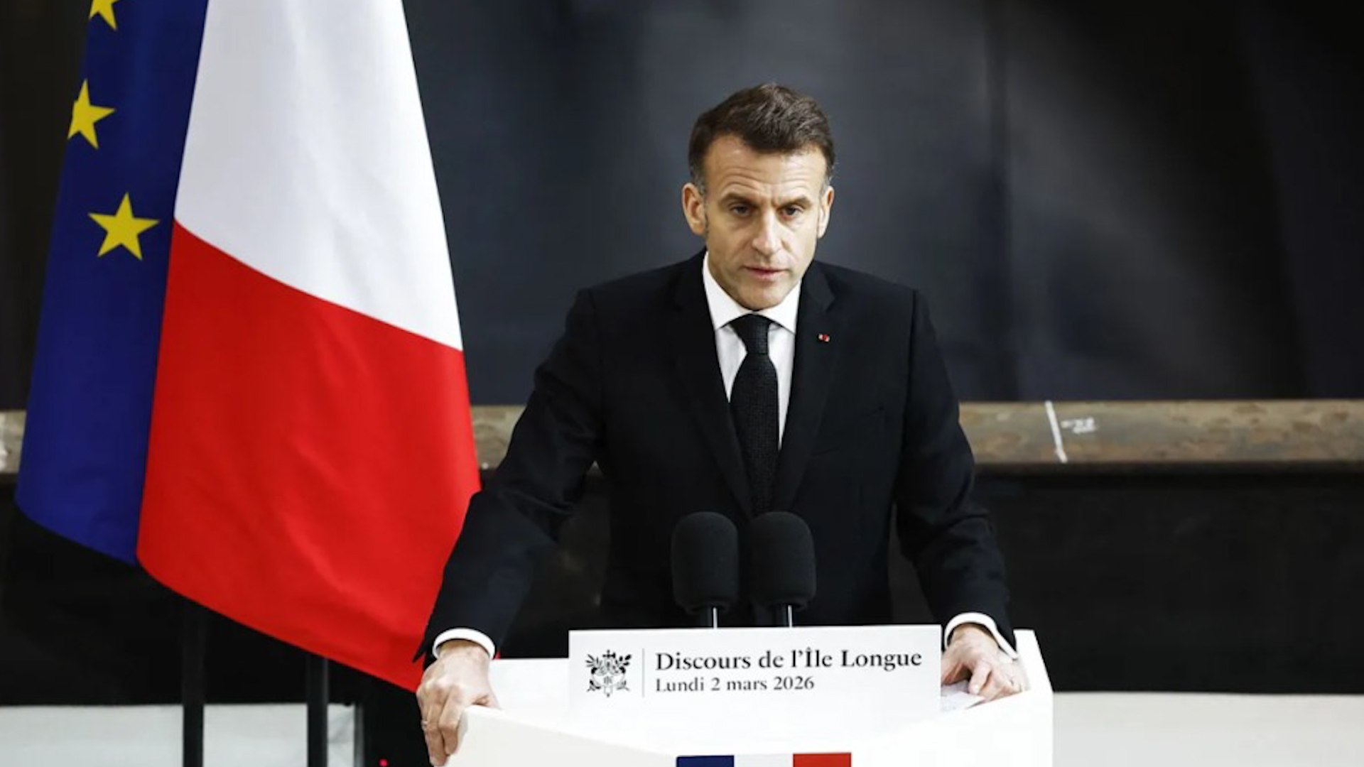 El presidente franc�s, Emmanuel Macron, ha optado por reforzar la estrategia nuclear europea en lo que defini� como un "per�odo de agitaci�n pol�tica plagado de riesgos". En un discurso que ya estaba programado antes de los recientes ataques contra Ir�n, el mandatario anunci� este lunes su intenci�n de avanzar hacia una "disuasi�n nuclear avanzada" con el prop�sito de fortalecer la seguridad colectiva del continente. A lo largo de su intervenci�n, hizo reiteradas alusiones al conflicto en Oriente Pr�ximo, advirtiendo de que continuar� generando inestabilidad y un potencial escenario de conflagraci�n en las proximidades de Europa.
Macron subray� que la seguridad de Francia nunca se ha concebido exclusivamente dentro de los l�mites de su territorio, ya sea en el plano convencional o en el nuclear. En esa l�nea, confirm� su decisi�n de incrementar el n�mero de cabezas nucleares francesas, actualmente estimadas en unas 290 ojivas, como parte de un esfuerzo de adaptaci�n al nuevo contexto estrat�gico internacional.
Asimismo, expres� su voluntad de profundizar la cooperaci�n con socios europeos que est�n dispuestos a implicarse en maniobras conjuntas de disuasi�n nuclear, con el objetivo de consolidar una arquitectura de defensa m�s s�lida y coordinada frente a los desaf�os emergentes.