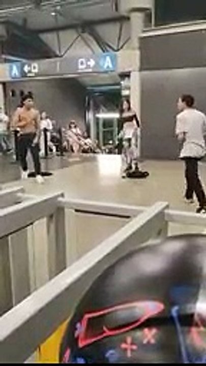 ¡Tremenda pelea en el Metro de Medellín!: hombres se enfrentan a golpes en pleno vagón