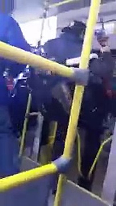 Músico se molestó mientras trabajaba en TransMilenio y rompió los vidrios
