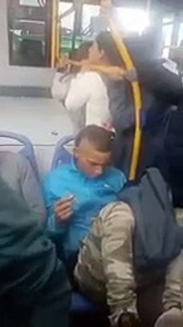 Video | Polémica en TransMilenio: hombre fuma marihuana mientras ocupaba silla azul