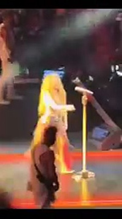 Así fue la caída de Shakira durante su concierto en Canadá: esta fue su reacción
