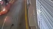 Video | Hombre casi pierde la vida por colarse en TransMilenio