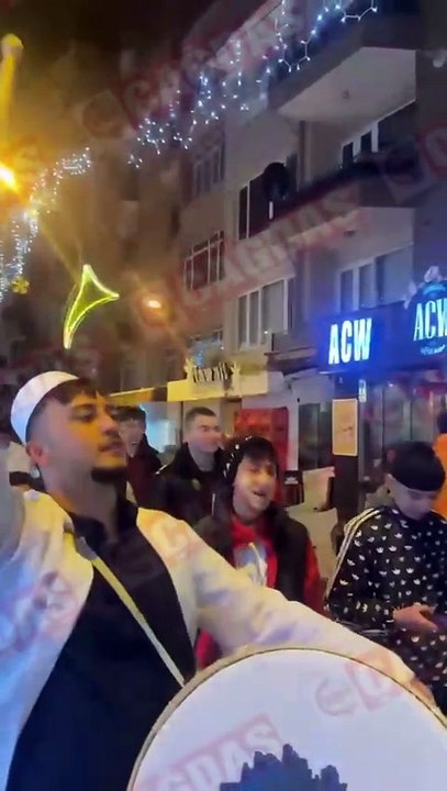 İzmit'te cübbe ve sarıklarla sokakta ilahi söylediler