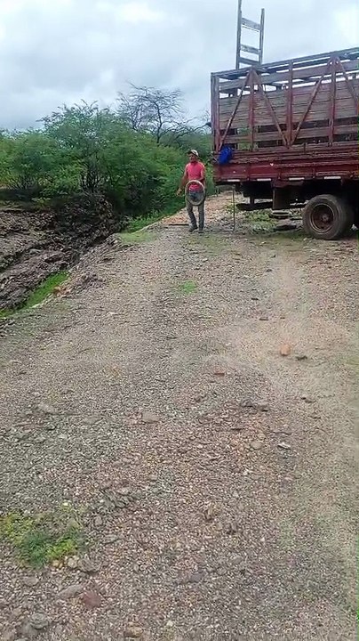 Após denúncia no Patos Online, Prefeitura de Patos realiza recolhimento de pneus jogados em canal que liga a Barragem da Farinha ao Açude do Jatobá