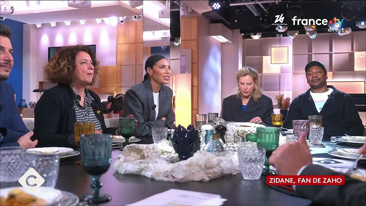 VOICI - "C'est bien Zizou ?!" : Zaho revient sur ce "moment magique" où Zinédine Zidane s'est déchaîné sur ses titres (ZAPTV)