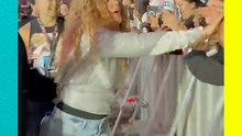 Shakibecca saluda a fans de Shakira y se toma foto con ellos