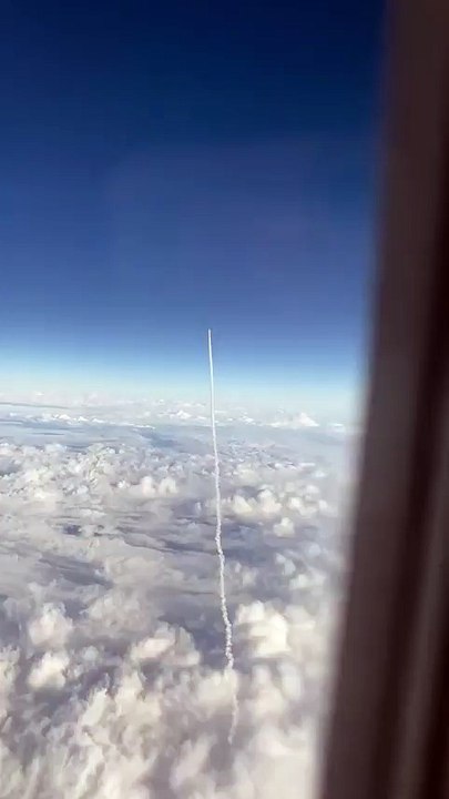 🎥✈️ Des images filmées depuis un avion de ligne montrent le lancement d’un missile 🚀