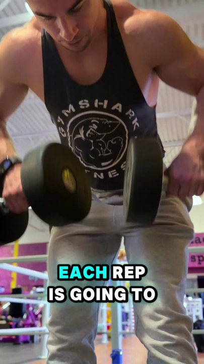 What makes it a “Pendlay” row (with dumbbells) 🤨👉 Dumbbell Pendlay rows primarily target your mid-back and lats, with a lot of “support” work from your hips and core because you’re hinged over and pulling from a dead stop each rep.