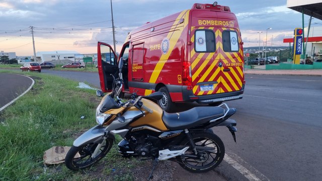 Rapaz cai de moto e fica ferido na Avenida Barão do Rio Branco
