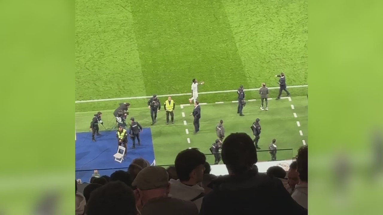 Tangana a la salida de VINICIUS del césped del Bernabéu en el Real Madrid vs. Getafe