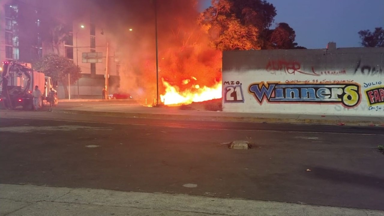Incendio arrasa campamento de personas en situación de calle en Venustiano Carranza, CDMX