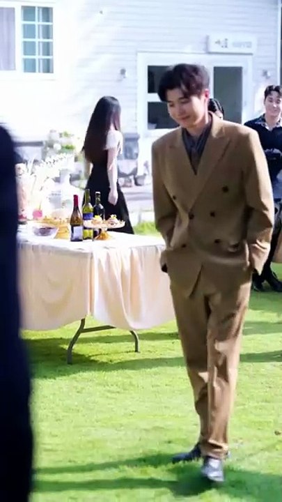 (71) After the twin births of Sister Jie and Sister Scumbag, she cleverly designed a remarriage to make the most powerful man in the city her backer, and was never looked down upon by the upper class again, watching Sister Scumbag and the scumbag go to he