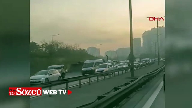 Eyüpsultan TEM Otoyolu'nda hafriyat kamyonu devrildi