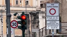Roma, la tassa Ztl per le auto elettriche fa discutere: le associazioni promettono battaglia