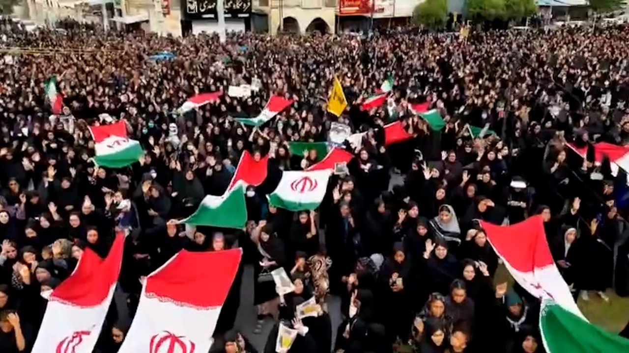 İran'da vurulan okul için cenaze töreni düzenlendi