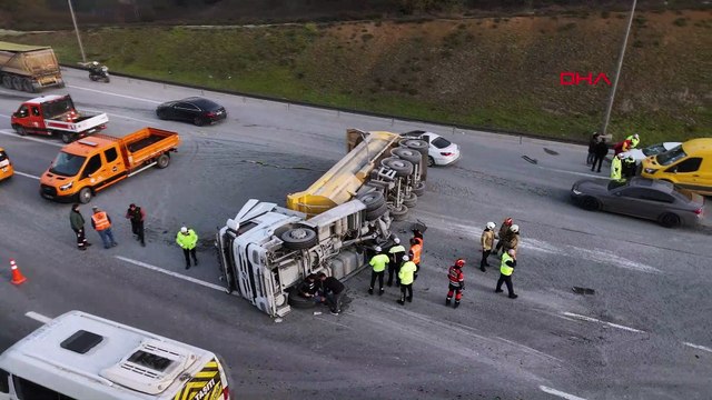 Eyüpsultan TEM Otoyolu'nda hafriyat kamyonu devrildi, trafik aksadı