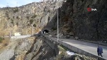 Karadeniz'de heyelan! Dev kayalar karayolunu trafiğe kapattı