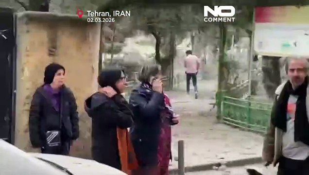 Operai rimuovono le macerie dopo attacchi USA-Israele su edifici a Teheran