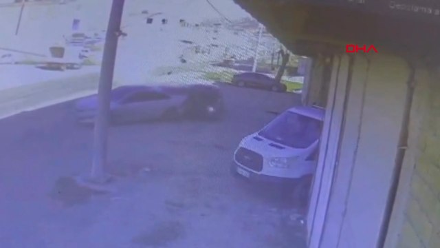 Ehliyetsiz sürücü otomobille park halindeki 2 araca çarptı