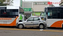「夾心餅乾」驚悚片！台中休旅車遭2公車夾擊 夫妻驚嚇逃劫送醫