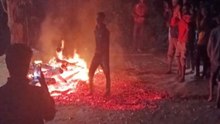 Unique Holi: Video: होलिका दहन कर अंगारों पर चलते हैं लोग, फिर भी पांव में नहीं पड़ते फोड़े, मानते हैं दैवीय कृपा