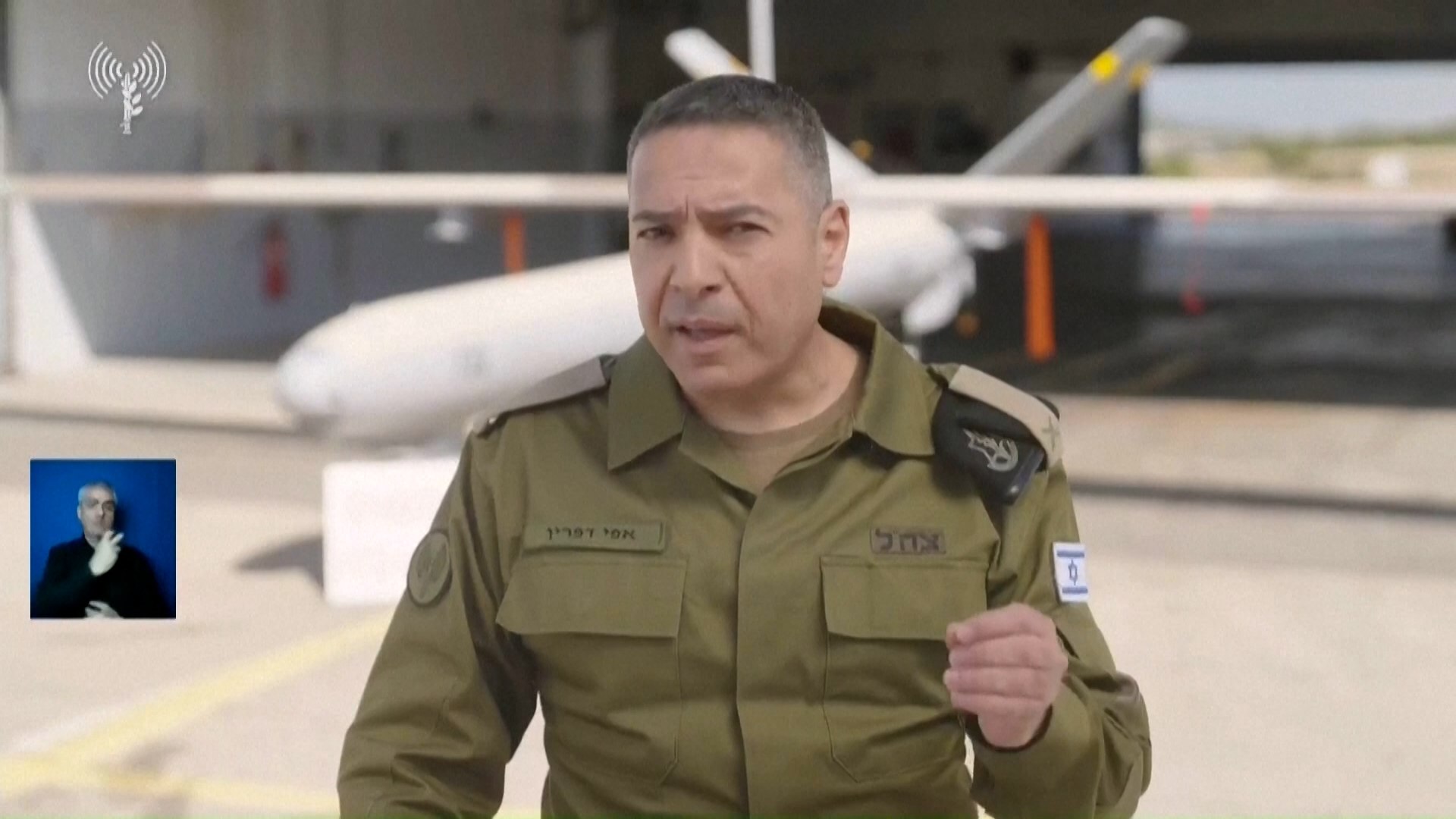 En una escalada sin precedentes, el Ej�rcito israel� inform� este martes sobre una serie de bombardeos masivos ejecutados contra el complejo de comando del r�gimen iran� en el centro de Teher�n. Durante la operaci�n, la Fuerza A�rea lanz� "decenas de municiones" que impactaron directamente en la oficina presidencial, el edificio del Consejo Supremo de Seguridad Nacional y un instituto de entrenamiento para oficiales. Estas instalaciones estrat�gicas se encuentran situadas a solo cientos de metros del lugar donde el pasado s�bado fue asesinado el l�der supremo, Al� Jamenei, junto a otros altos cargos oficiales.
