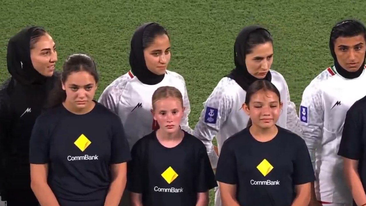 La nazionale femminile di calcio iraniana non canta l'inno nazionale: la protesta silenziosa durante la Coppa d'Asia