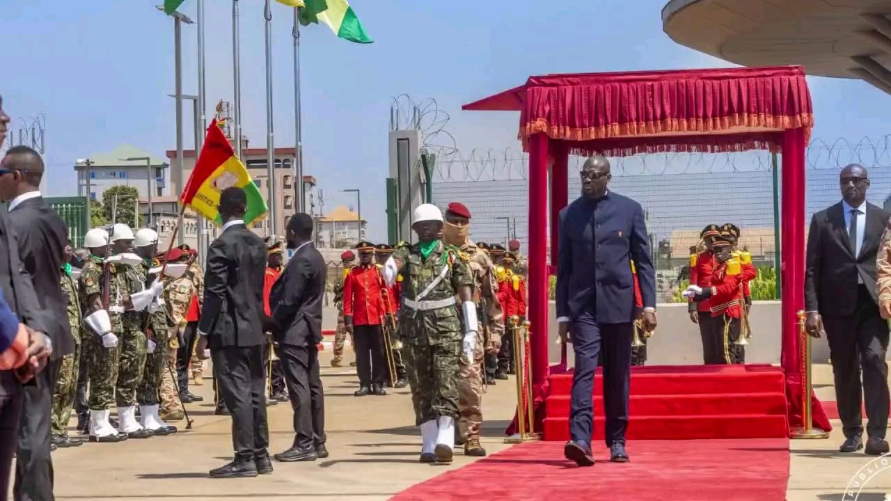 Conakry à l’heure des clarificationsRetour du Président, navire sous sanctions et médias sous surveillance