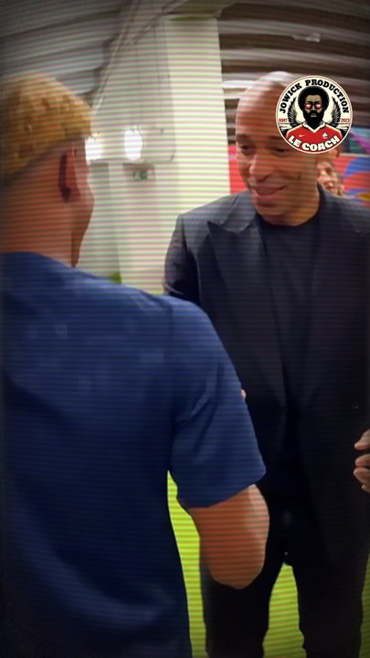 Imagine le joueur de football qui prend le ballon d’or devant Thierry Henry et Maldini en 2003: Pavel Nedved