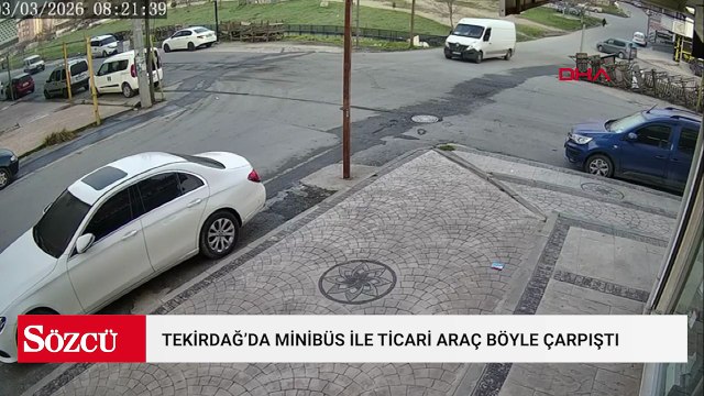 Minibüs ile hafif ticari aracın çarpıştığı kaza kamerada; 4 yaralı