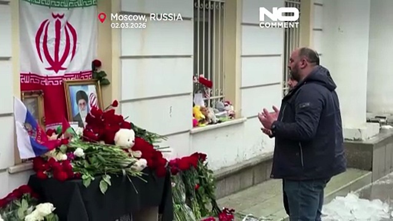 Trauernde legen Blumen an provisorischer Khamenei-Gedenkstätte in Moskau nieder