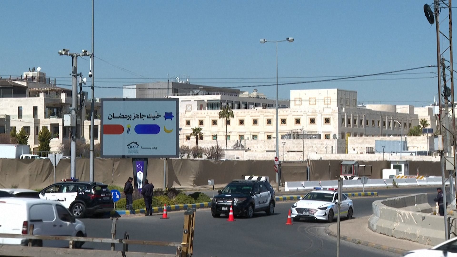 La embajada de Estados Unidos en Jordania emiti� un comunicado oficial este lunes informando que todo su personal ha "abandonado temporalmente" el complejo diplom�tico situado en la capital, Am�n. Seg�n el documento publicado en el sitio web de la misi�n, la orden de desalojo se ejecut� "por precauci�n" tras detectarse una amenaza directa contra las instalaciones. Aunque la delegaci�n diplom�tica no proporcion� detalles espec�ficos sobre la naturaleza del peligro, este movimiento estrat�gico se produce inmediatamente despu�s de que la milicia iraqu� Kataib Hezbol�, que cuenta con el respaldo de Ir�n, amenazara con lanzar ataques contra las bases militares estadounidenses desplegadas en suelo jordano.