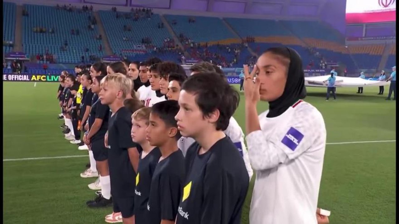 La nazionale femminile iraniana sceglie di non cantare l'inno: il video