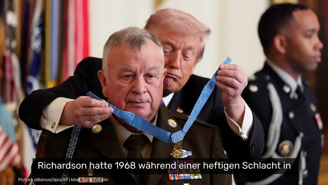 Donald Trump: 'Wie ein Hundehalsband!' US-Präsident blamiert sich mit Medailllen-Verleihung