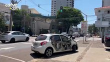 Carro bate em caminhão estacionado e quase perde duas portas no Centro