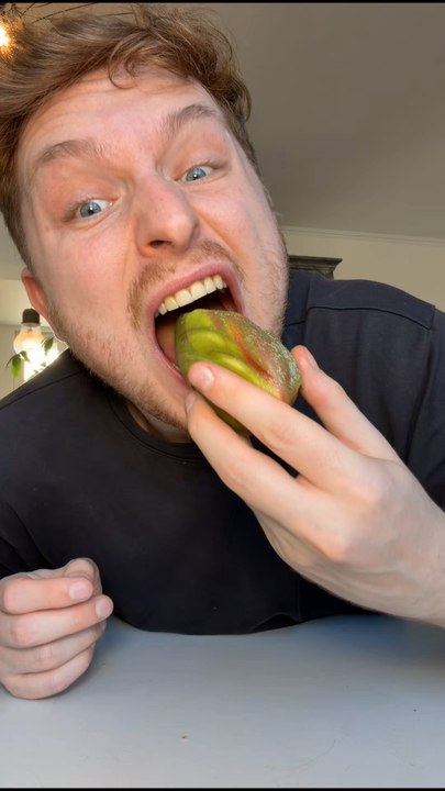 Sélection trompe-l’œil Cédric Grolet au Meurice 😍✨ ça faisait super longtemps que j’avais envie d’y goûter, donc j’ai pris le trompe-l’œil pistache, le trompe-l’œil cacahuète mais aussi le popcorn et les chouchous 🎉✨