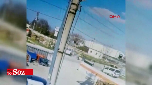 Dönüş yapan minibüse çarpan motosikletin sürücüsü yaralandı; kaza kamerada