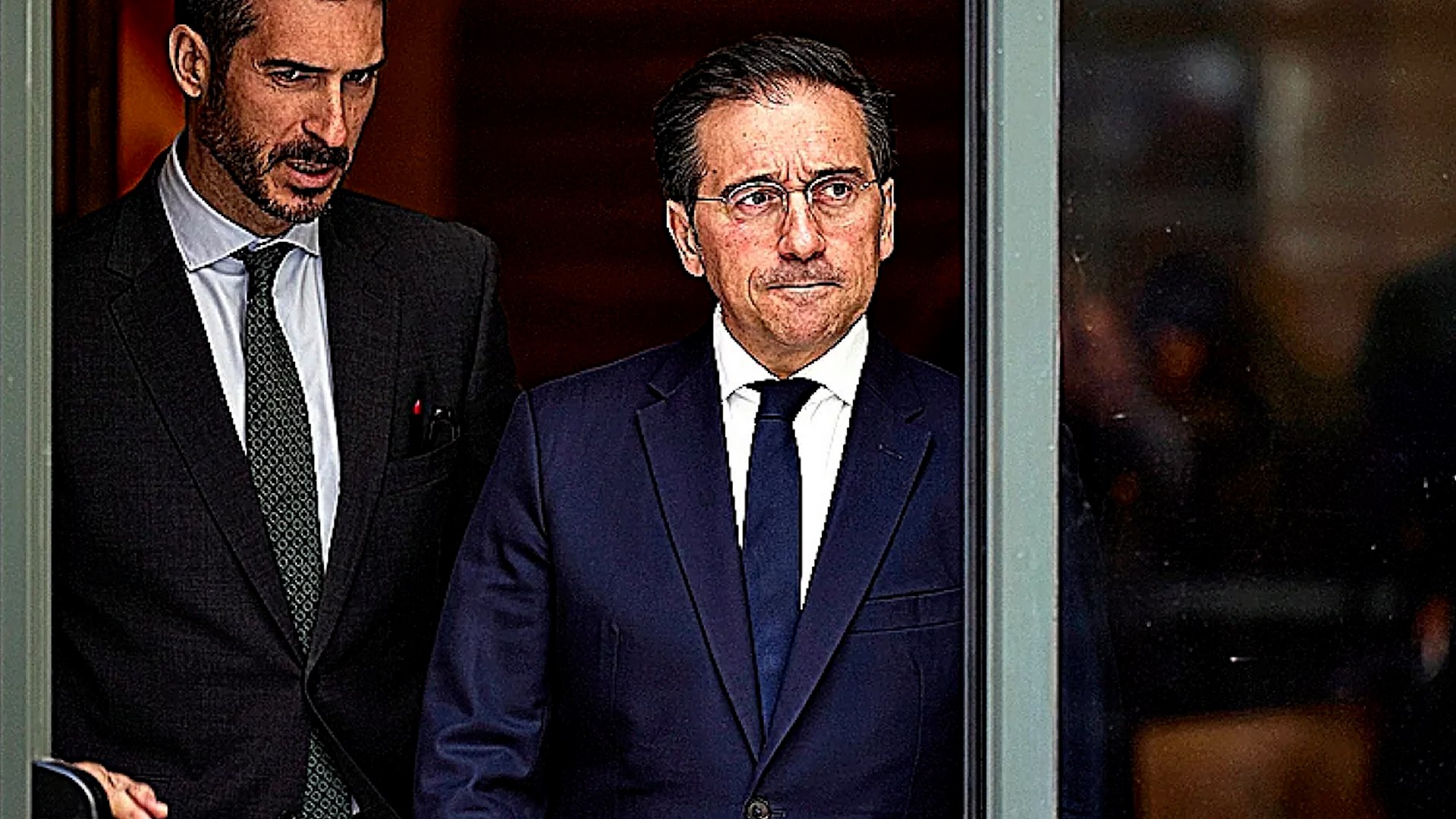 La escalada b�lica en Oriente Pr�ximo ha situado a Espa�a en el epicentro de una tormenta diplom�tica internacional. Mientras el conflicto ya golpea territorio europeo tras el ataque a una base del Reino Unido en Chipre, el Gobierno de Pedro S�nchez mantiene un complejo equilibrio entre la condena a la violencia y un firme rechazo a las operaciones militares unilaterales de la administraci�n de Donald Trump. Esta postura ha provocado lo que algunos analistas definen como un "doble aislamiento de Espa�a", tanto frente a Washington como ante el eje franco-alem�n que busca una nueva disuasi�n nuclear.
La tensi�n se ha materializado con la salida de al menos 11 aviones estadounidenses de la base de Mor�n de la Frontera con destino a Alemania. El motivo es estrictamente jur�dico: el convenio bilateral proh�be el uso de las instalaciones para misiones no autorizadas previamente por Madrid. La ministra de Defensa, Margarita Robles, ha sido tajante al recordar que �los aviones cisterna [de repostaje de cazas] que hab�a en Mor�n o en Rota ni han realizado, ni van a realizar, ninguna actuaci�n de mantenimiento o de apoyo�. Ante esta negativa, Robles ha restado drama a la partida de las aeronaves: �Probablemente por eso, pues saben que desde aqu� no se van a realizar, hayan decidido, de manera soberana, irse a otras bases�.
Por su parte, el ministro de Asuntos Exteriores, Jos� Manuel Albares, ha defendido que la decisi�n responde al respeto estricto de la legalidad, ya que la ofensiva de EE. UU. e Israel no cuenta con el aval de la ONU. Para el ministro, "no hay nada extra�o ni sorprendente" en la postura espa�ola y, por tanto, "no esperamos en absoluto ninguna consecuencia" ni represalias por parte de Trump.
Albares ha rechazado las cr�ticas sobre la supuesta soledad de Espa�a en el tablero europeo, comparando la situaci�n con el reconocimiento del Estado palestino: "Tambi�n en esos momentos se dec�a que �bamos solos, luego result� que no �bamos solos. �ramos los primeros y est�bamos liderando una inmensa mayor�a que ven�a despu�s con nosotros".
Sin embargo, esta "autonom�a estrat�gica" ha desatado la ira de los sectores m�s duros del Partido Republicano. El activista Tom J. Fitton ha calificado en sus redes sociales la actitud del Ejecutivo como �la conducta traicionera del gobierno izquierdista de Espa�a en este tiempo de guerra pone en peligro la vida de nuestros militares�. En la misma l�nea, el influyente senador Lindsay Graham ha tachado a Espa�a de ser �el modelo a seguir de un liderazgo europeo pat�ticamente d�bil, que ha perdido el rumbo, aparentemente reacio a condenar al r�gimen terrorista iran� y solo tiene cr�ticas hacia Estados Unidos�.
A pesar de las presiones y de voces que, como el columnista Marc Thiessen, piden �echen a Espa�a de la OTAN ya�, Moncloa parece decidida a mantener su hoja de ruta, reforzando la imagen de S�nchez como un referente de la izquierda frente a los movimientos afines al trumpismo en Europa.