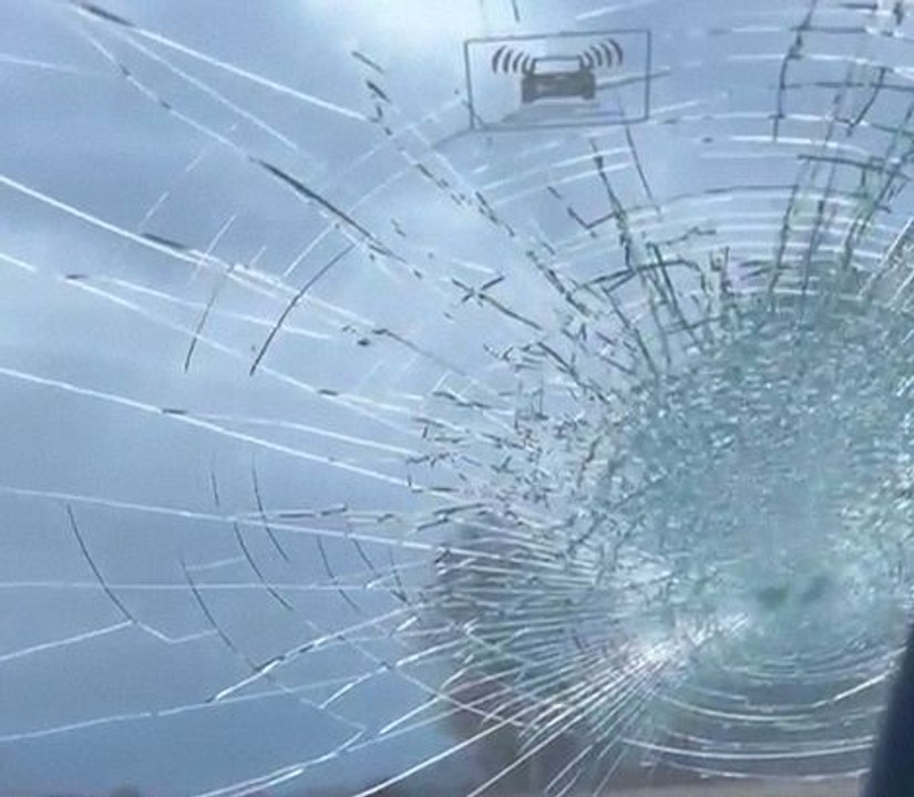 Paura per un sasso lanciato da un cavalcavia sulla Mebo: parabrezza danneggiato