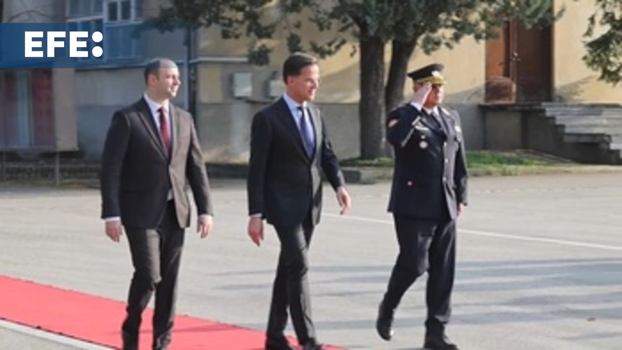 El secretario general de la OTAN inspecciona las tropas macedonias en el cuartel de Ilinden