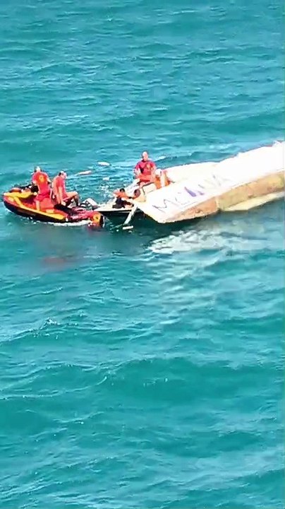 Pescadores são resgatados após embarcação naufragar na Praia do Sobral