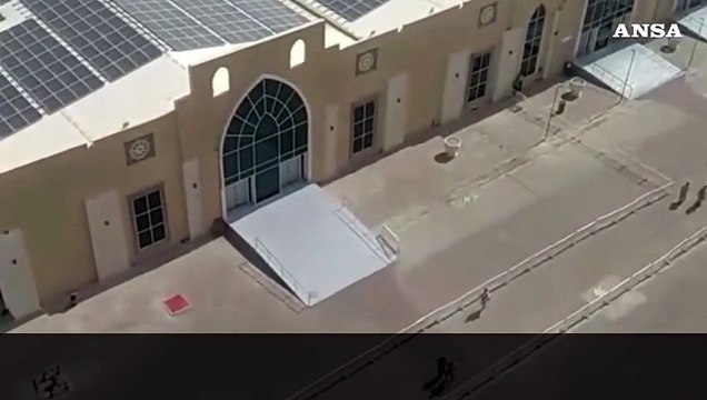 Turisti ancora bloccati sulla nave da crociera a Dubai